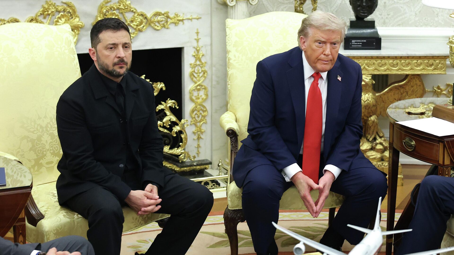 "Явно пытается". СМИ заметили одну деталь на встрече Зеленского с Трампом